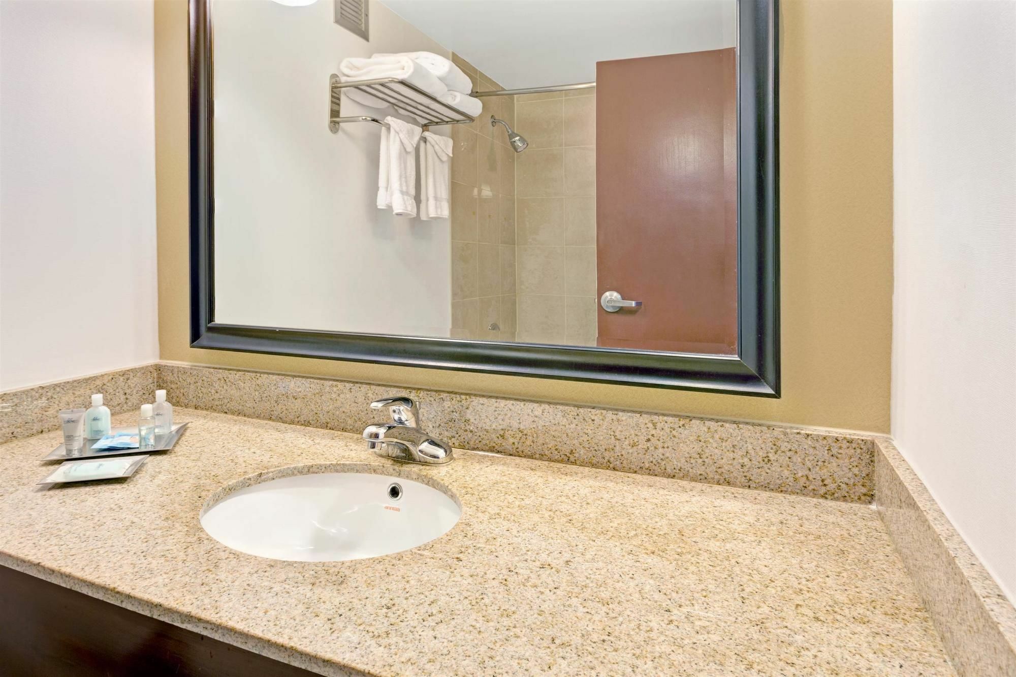 Wyndham Garden Inn Pittsburgh Airport Robinson Township Exterior foto